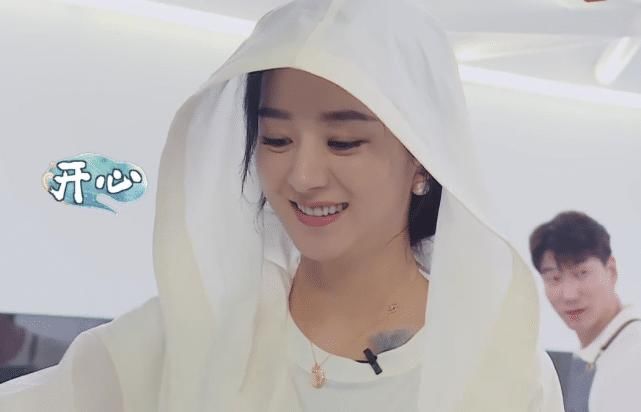 戴帽子|赵丽颖厨房炒菜戴帽子被喷太作,得知背后真相,才知错的有多离谱