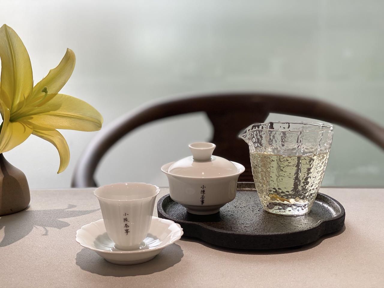 玻璃杯|新茶友冲泡白茶时，玻璃杯放5克茶，盖碗投7克茶，最后他哭了