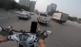  大瓜|大瓜：对交警发“灵魂三问”的摩托车骑手，被曝是刑满释放前辅警