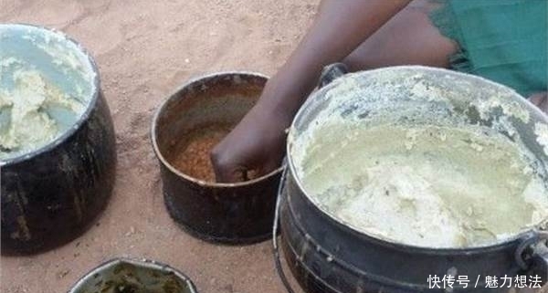 非洲人|实拍非洲原始部落妇女做饭,看了眼前这场景,网友:这谁敢吃