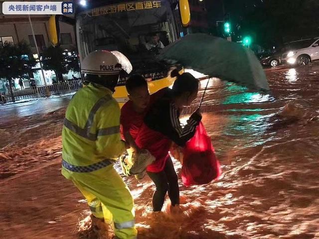 大理|云南大理突降暴雨 城区多地积水严重