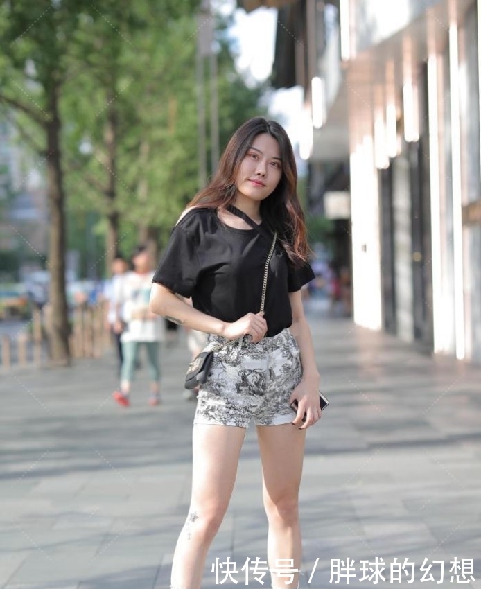 不美|小姐姐一身“上黑下浅”搭配,不美才怪