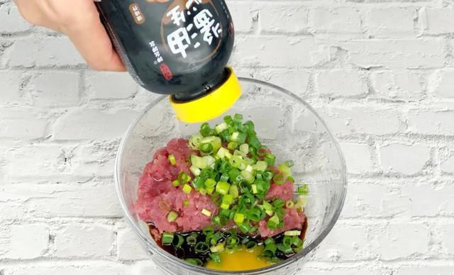  适量|早餐鸡蛋这样吃最美味，不加一滴水，两面煎一煎，简单三步就搞定