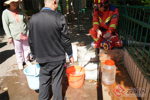 昆明市消防救援支队送水1500余吨抗旱保民生