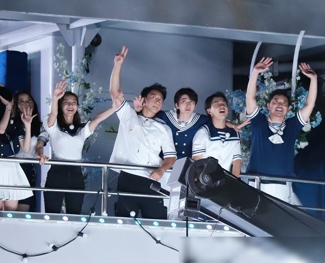 吴宣仪|《奔跑吧》统一穿海军服,吴宣仪欧阳娜娜baby同时现身