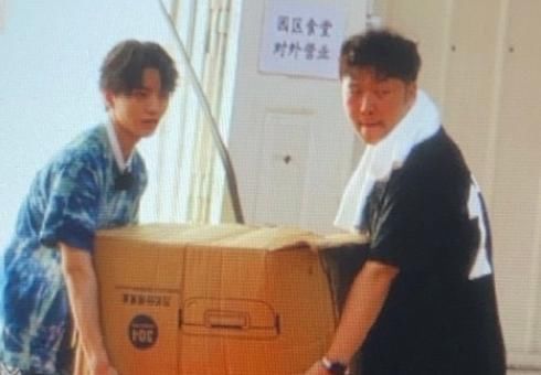 王俊凯|王俊凯并非一人参加《中餐厅》,看到坐在他身边的搭档,可以放心了