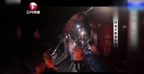  侧翻|事发金寨！大货车侧翻压住轿车三人被困，凌晨展开生死营救…
