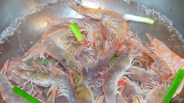 下锅|水煮虾时,应该冷水下锅还是开水下锅?用错了水,难怪虾肉不鲜嫩