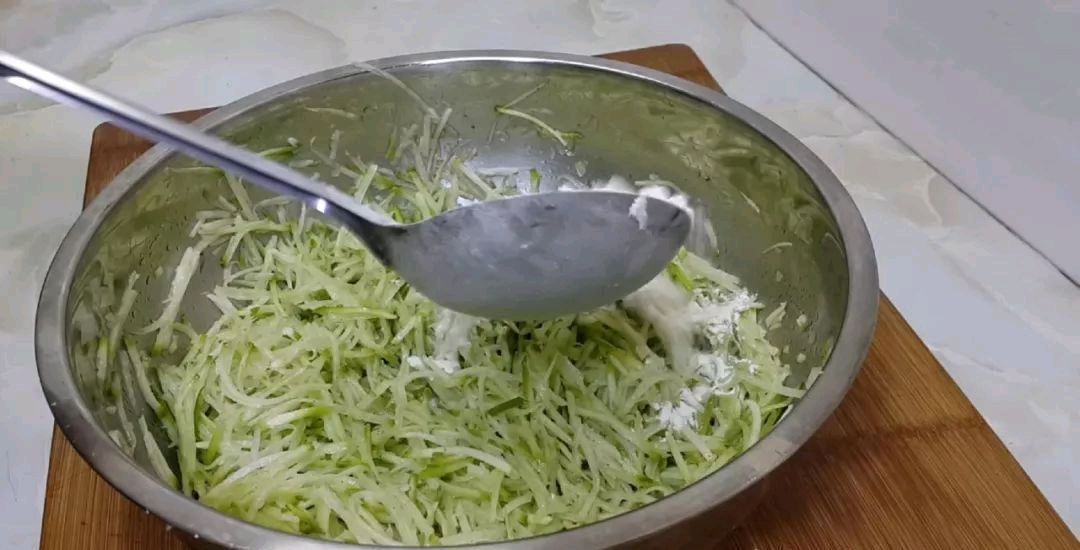 丸子|到吃萝卜的时候,我教你怎么做萝卜肉丸它们味道鲜美,但不油炸你吃得越多,它们就越香