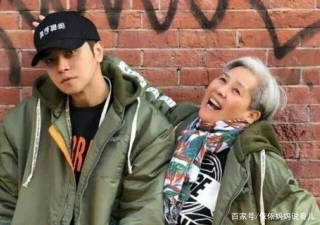 左拥右抱|女子在地铁上“左拥右抱”火了,网友:这是《以家人之名》现实版