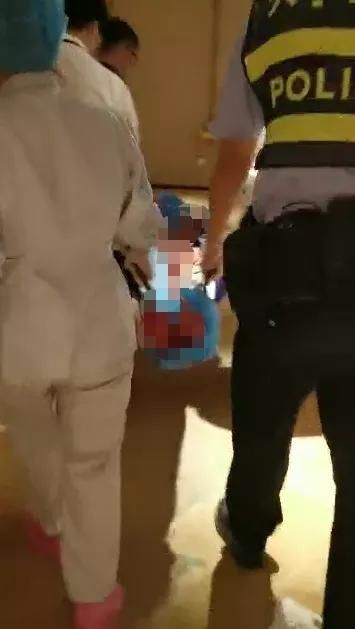  厕所|南宁男子凌晨被发现昏倒在酒店厕所里，全身三分之一血液流光