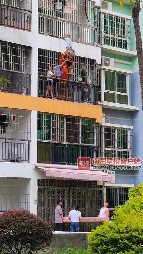  救援|翻出阳台找妈妈，北海一男童被挂防盗网外！ 众人托举近40分钟救下他