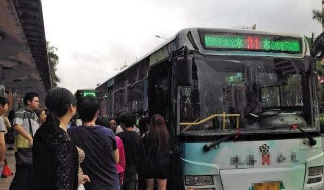 漏尿|坐车时因颠簸，女子漏尿遭嘲笑，男孩的一番话，整个车厢安静了