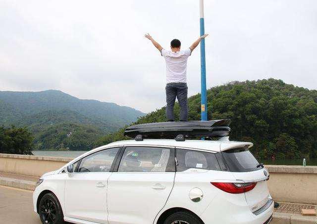  辆奥迪R8|男子酒后跳舞，爬上200万奥迪R8，一脚下去出现“蜘蛛网”