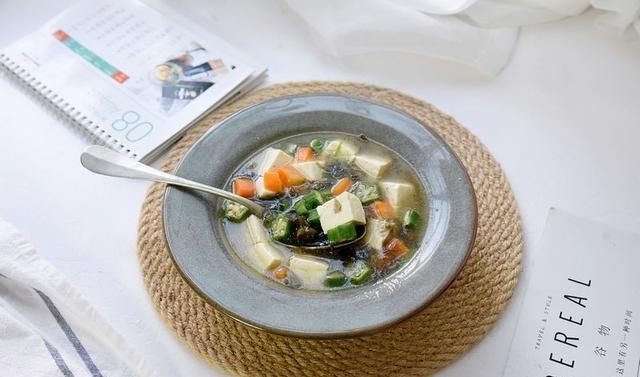 不用|它所含的钙质与牛奶相当,更易被吸收,做成汤,不用淀粉也滑溜