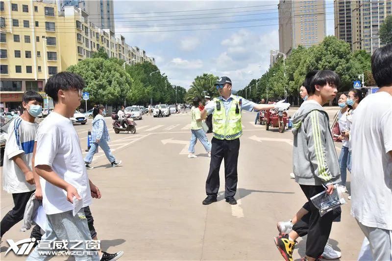  发生|宣威中考首日 考场外发生了这几幕