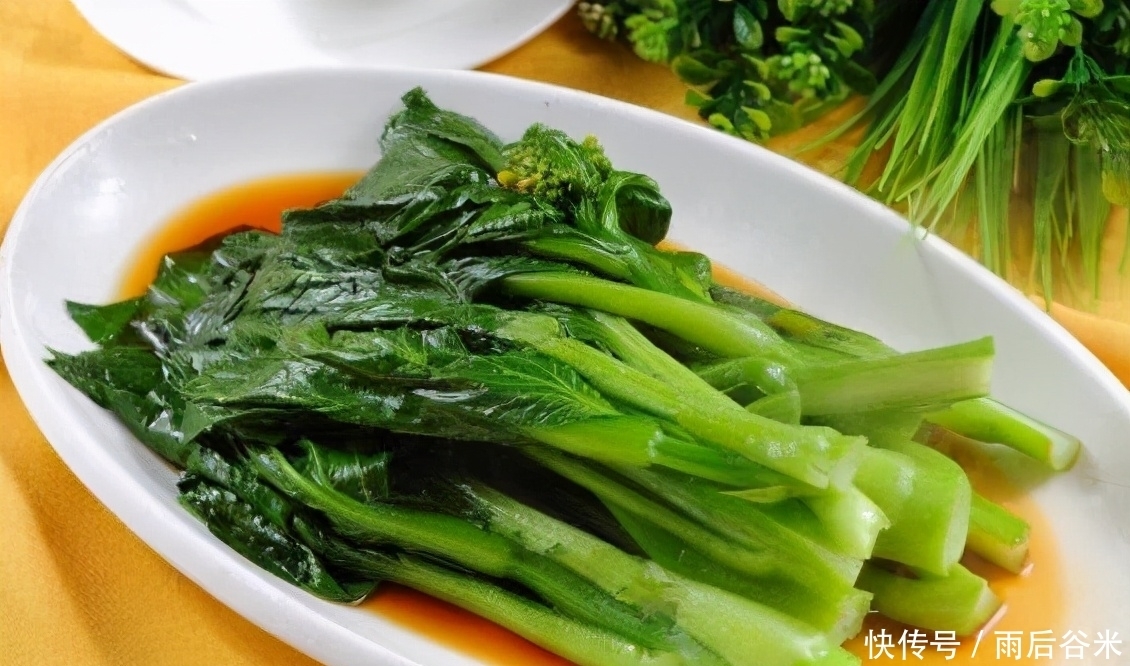 技巧|炒青菜,别直接下锅!大厨教你2个技巧,青菜翠绿又脆嫩,不出水