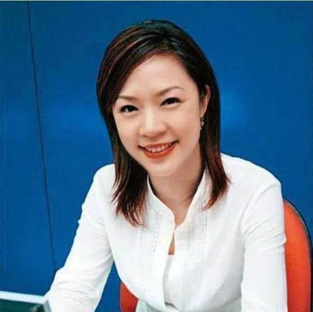  妻子|庾澄庆夫妇穿情侣装！45岁二婚妻子T恤配牛仔裤，端着香槟很优雅