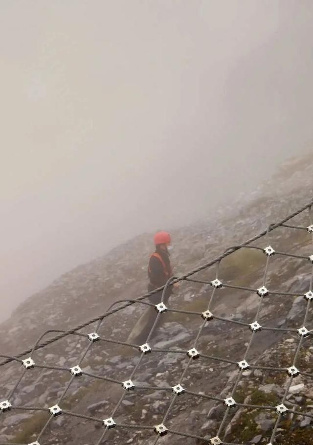 运送|玉龙雪山美丽的背后：他们一天运送1吨粪便、悬崖边清垃圾…