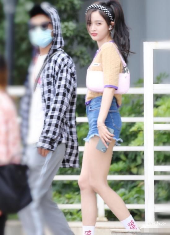  离不开|吴宣仪录综艺被抓拍，扎高马尾成元气少女，我的眼睛离不开她的腿