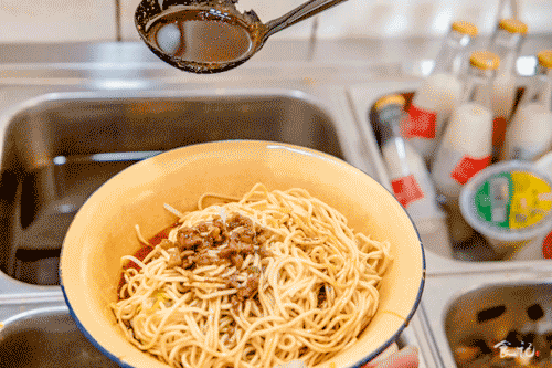 打包|天呐!让人专程驱车上百公里来打包的炸酱面,竟在襄城藏了24年!