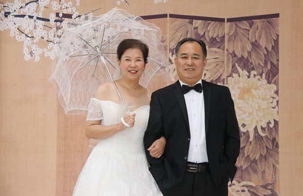 婚纱照|披上婚纱度金婚！郑州35对老人补拍婚纱照迎七夕