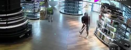 辞退|超市保安遭辞退怒砸红酒200瓶被抓心里有冤无处诉？