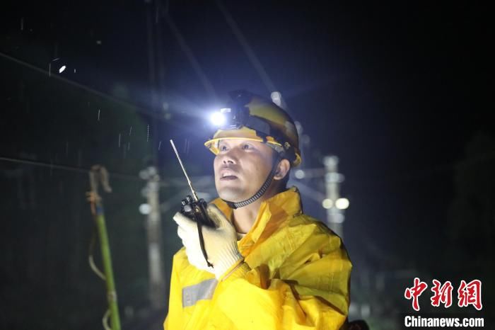 广西“蜘蛛侠”雨夜检修接触网 保“五一”列车运行安全