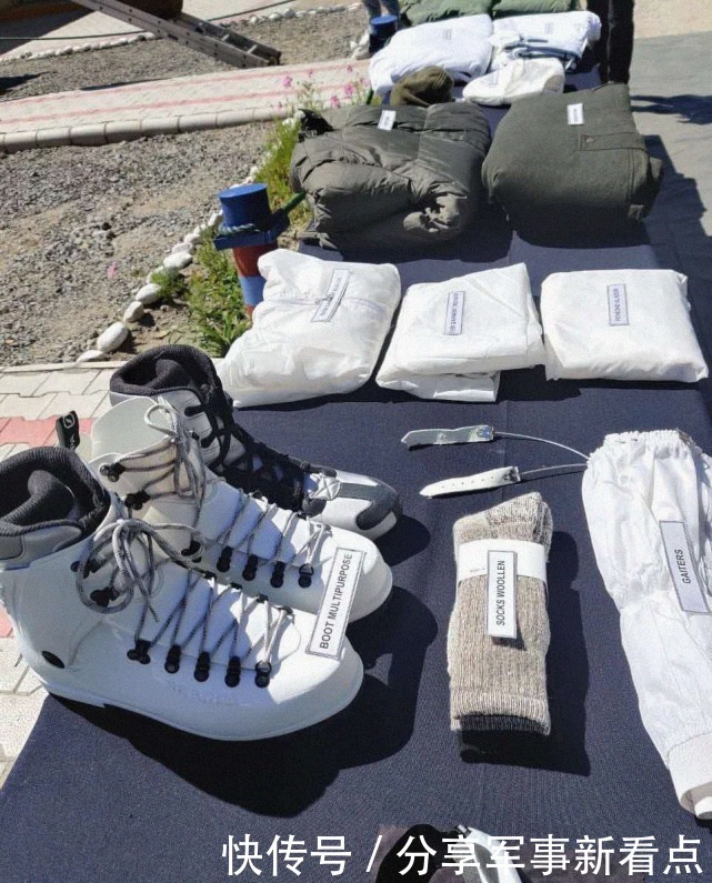 印度|印度边境山区连日降温降雪,军人苦中作乐,抱着一只黑狗又唱又跳