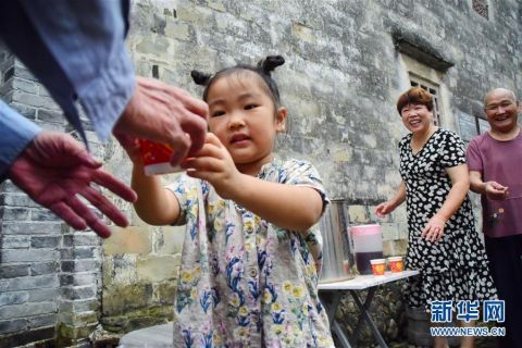  将酸梅汤赠|浙江宁海：烹茶济行人 善举代代传