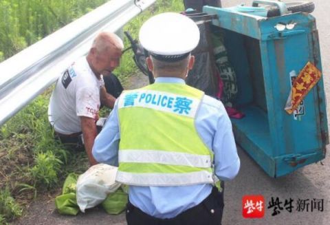  开饭|“家里有一千多只鸭子等我开饭呢”，民警问六旬老汉为何肇事逃逸，他这样回答