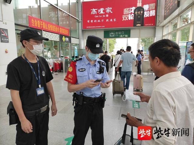 民警|拿着一部手机不停试密码，这一幕引起民警注意