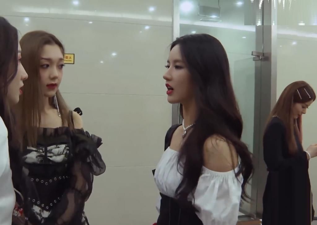  希林娜|孟美岐和希林娜依高后台“互吹”刘些宁忧心，陈卓璇笑笑不理会