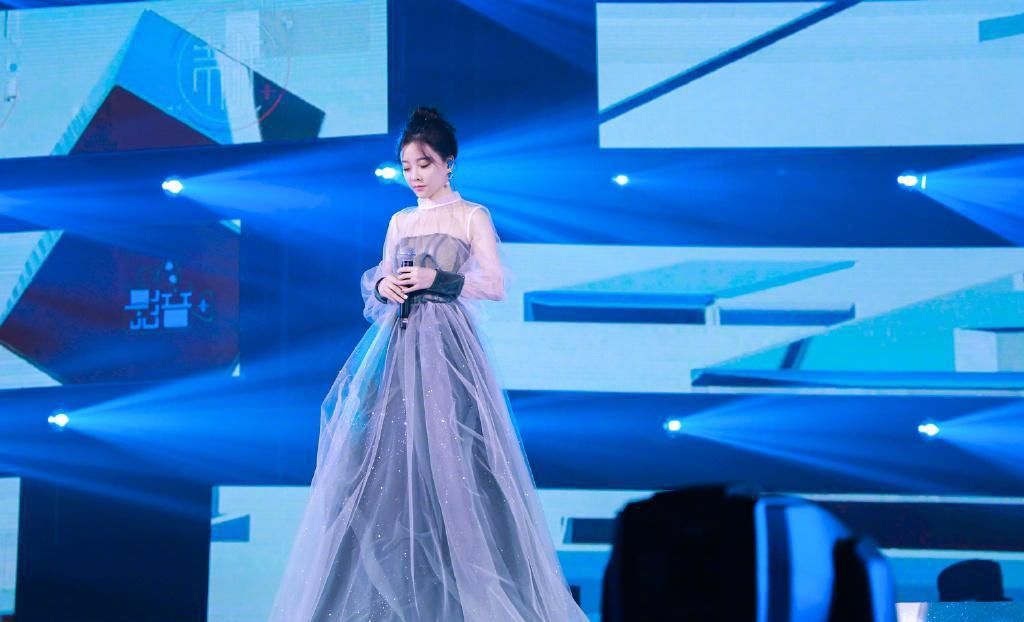  依旧|不愧是“宅男女神”，冯提莫露背轻纱裙配高马尾，29岁依旧甜美