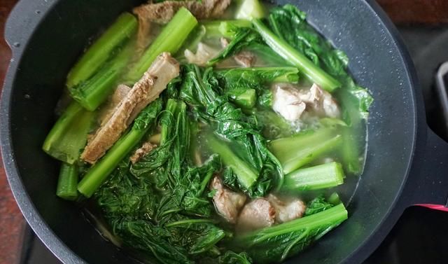  好吃|春菜和它这样炖，鲜咸香嫩，老公夸口好吃，吃到最后连汤汁都不剩