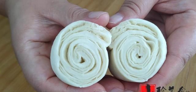  红糖|千层红糖酥饼家常做法，筷子一搅，层层酥脆，咬一口直掉渣，解馋