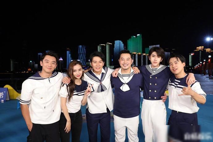 家族|跑男家族穿水手服站一排,吴宣仪短裙很青春,我却留意蔡徐坤的手