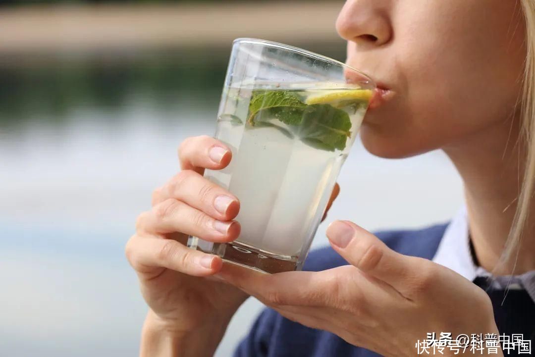 夏天喝柠檬水有什么好处(家人们，夏天尽情喝柠檬水吧！)