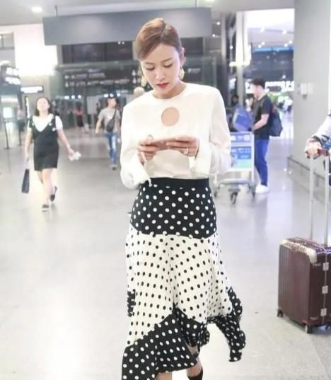  老婆|叶一茜当妈后更时髦了，穿白上衣还在领口挖个洞，不愧是冠军老婆