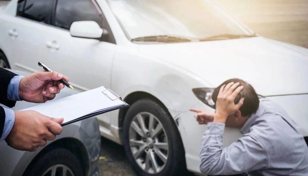  朋友|朋友借我车撞了一老人，现在却要让我出一半赔偿金，合理吗？