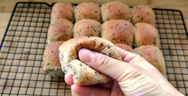 面包|非常适合新手的【波兰种全麦小餐包】,效果超赞,软到不知所措