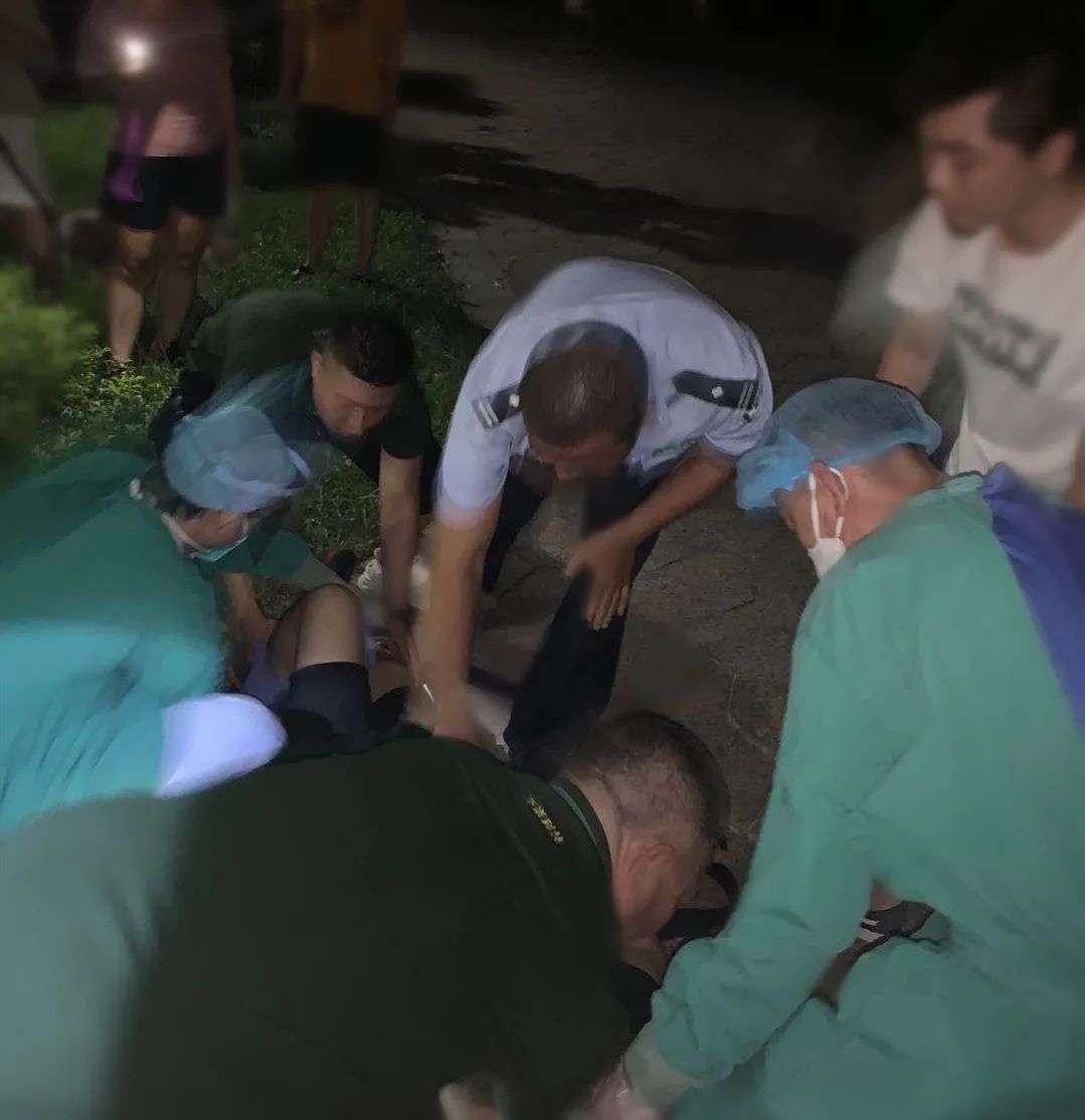  晚上|什么情况？晚上8点多，一男子口鼻流血倒在公园……