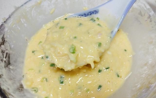  土豆|1个土豆3个鸡蛋，一搅一烙5分钟出锅，我家孩子早餐最喜欢吃它了