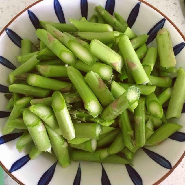  虾仁|芦笋炒虾仁的家常做法，清淡鲜香，虾肉滑嫩，出锅好看又好吃