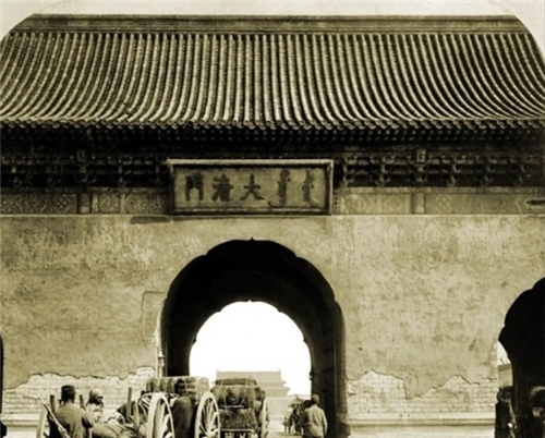改成|民国人想把大清门改成中华门，额匾拆下来后反过来一看，不敢换了