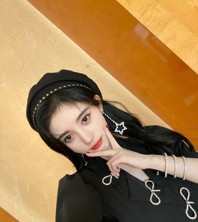  小蛮|“四千年美女”鞠婧祎晒新照不忘突出小蛮腰，腰部特写惹人羡