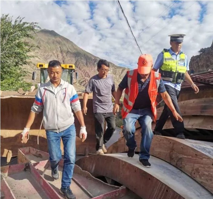  侧翻|引以为戒！德钦一挂车侧翻造成交通中断12小时