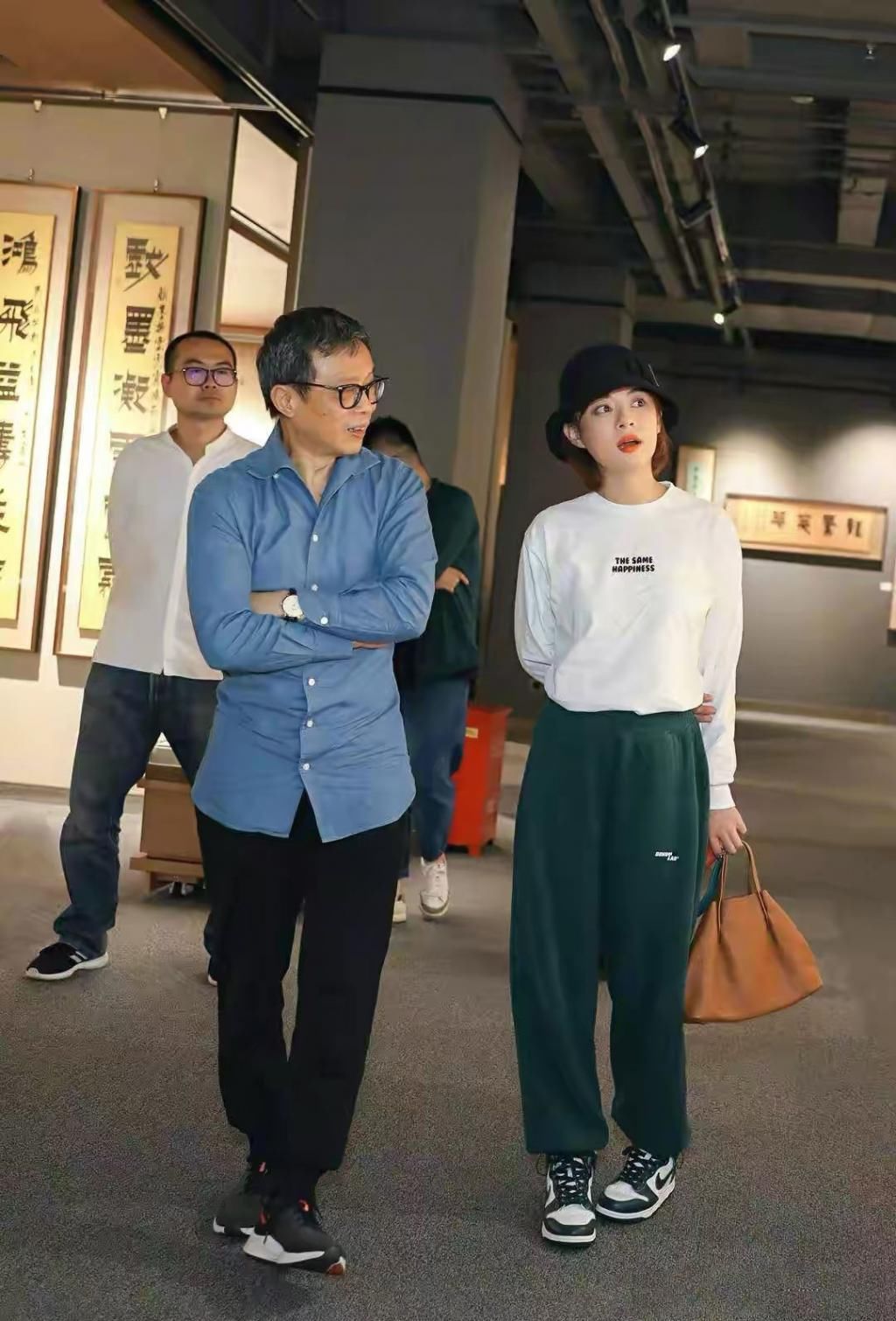 孙俪|孙俪参加书法展，穿休闲衣服搭运动鞋，打扮随意但不影响气质！