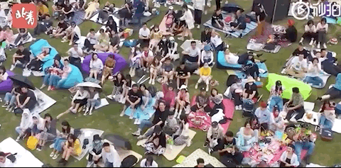 纷纷|硬核!小姐姐用无人机喊话“相信我”,网友们纷纷点赞