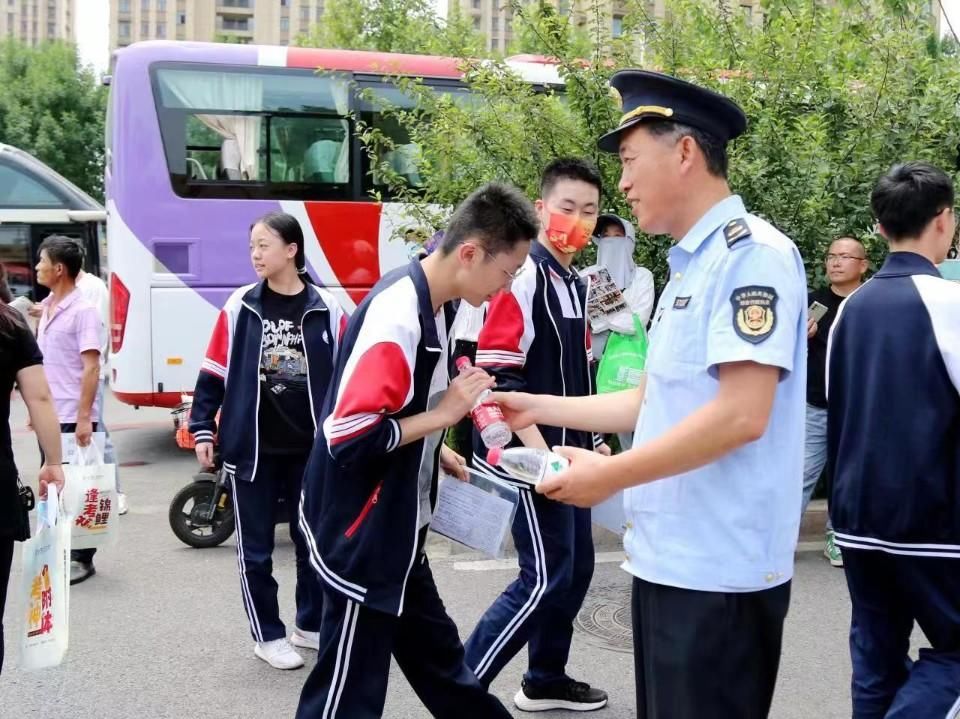 东港区城市管理和综合行政执法局全力以赴护航高考